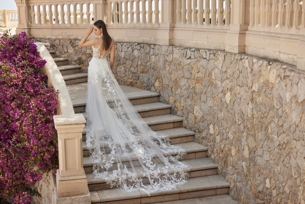 The Ultimate Guide to Wedding Dress Fabrics - Pretty Happy Love - Wedding  Blog | Essense Designs Wedding Dresses